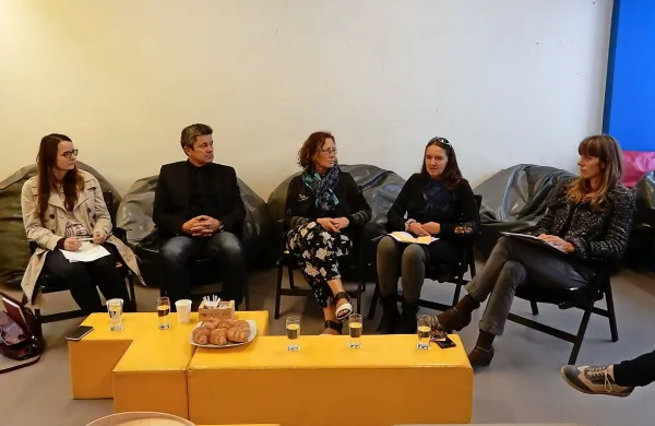 Tritedenski projekt Nice to meet you so včeraj v Postojni predstavili (z leve) Anita Kranjc z 
Občine Postojna, postojnski župan Igor Marentič, ravnateljica postojnske gozdarske šole in 
dijaškega doma Cvetka Krnel ter Tina Zorman in Mateja Vevar.
