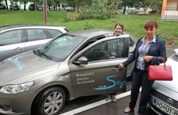 Divaška županja Alenka Štrucl Dovgan (desno) se je včeraj 
preizkusila v vlogi prostovoljke, ki v sklopu Zavoda Sopotniki 
prevaža starejše občane.

 