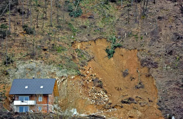Večja količina padavin je povečala verjetnost pojava zemeljskih plazov.