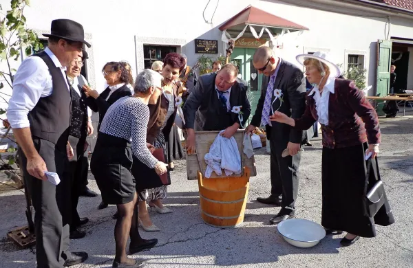 Ženin se je moral dokazati, da si nevesto res zasluži - tudi s 
pranjem perila na “plohu”. 