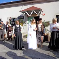 Nevesta je ženina in svate pričakala s kolačem iz buč.

