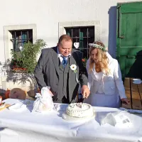 Torta, ki sta jo na koncu razrezala nevesta in ženin, je bila iz 
buč.