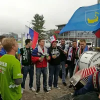 Fantje in dekleta iz Ilirske Bistrice in okoliških vasi so med 
čakanjem na letališču naredili pravo veselico.
