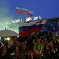 Stari in mladi so na letališču vztrajali kljub dežju in čeprav 
marsikdo ni uspel v živo videti svojih junakov, bo lahko rekel, 
da je bil tam.