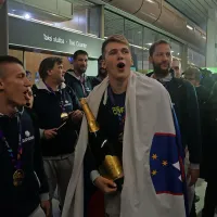 Luka Dončić je s steklenico penine v roki, ki so jo fantje ob 
prihodu dobili v dar od direktorja Adrie Airwais, tudi zapel. 