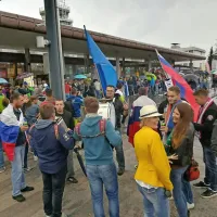Na Brniku so se ljudje, tako kot v Ljubljani, zbirali že od 
zgodnjega popoldneva.