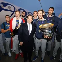 Na slovenskih tleh je slovensko reprezentanco najprej pozdravil Arno Schuster, direktor Adrie Airways. Fantje so iz 
Carigrada prileteli z Adrijinim letalom, prihod letala pa so 
pospremili s častnim pozdravom z vodnim tušem iz dveh 
gasilskih vozil.