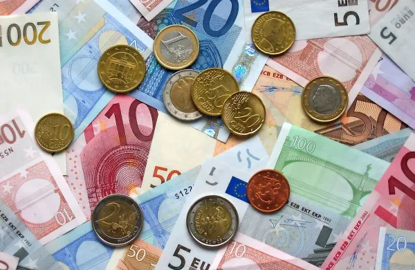Tudi če bo zakonska sprememba sprejeta, upokojenci, ki so 
si sami  doplačevali pokojninsko dobo, denarja za nazaj ne 
bodo dobili, jim bodo pa “popravili” pokojnino.