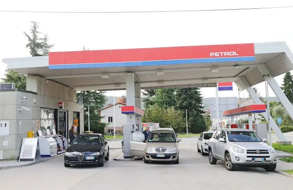 Na bencinski servis v Miren prihaja tudi mnogo Italijanov, a le 
redki vplačajo loterijski listek. 