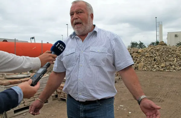 Emil Grižon: “Župan nas je preslepil, ko nam je zatrjeval, da bodo v občini 
izpolnili vse obveznosti in bomo lahko na novi lokaciji na Ankaranski bonifiki 
opravljali svojo dejavnost, čeprav je točno vedel, da  ne bomo mogli dobiti 
dovoljenj.”