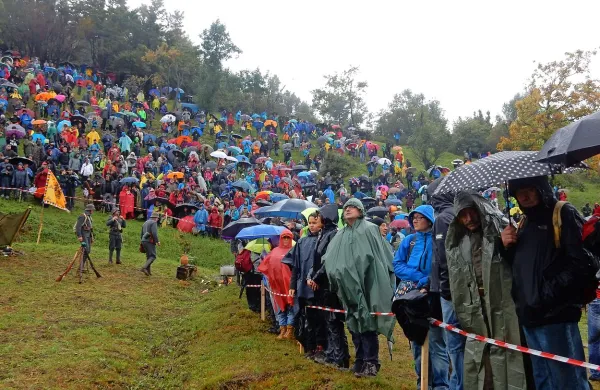 Mnogi so se bitke na Kolovratu udeležili v organizaciji 
festivala pohodništva. Mraz in dež jih nista  odvrnila.  