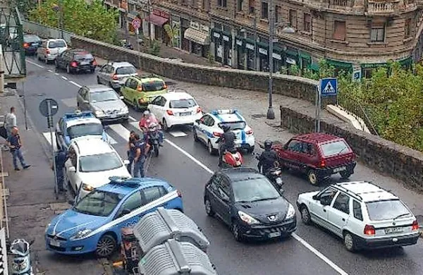 Policisti so voznika avta, povezanega s tatom skuterja, uspeli dohiteti in ustaviti.