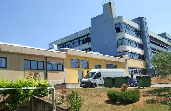 Izolska bolnišnica ima iz minulih let nekaj več kot 15 milijonov 
evrov nakopičene izgube, tekoče poslovanje pa je pozitivno.