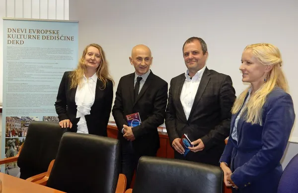 Ob predstavitvi tedna kulturne dediščine so (z leve) Ernesta Drole, Jernej Hudolin, Uroš 
Brežan in Nataša Gorenc opozorili na pomen kulturne dediščine z dediščino vode vred.