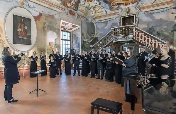 Pevsko verigo bo  v  Gorici sklenil Komorni zbor Dekor z zelo uspešno dirigentko Petro Grassi. 