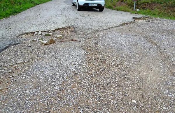 Cesto ob Dragonji je v zelo slabem stanju.