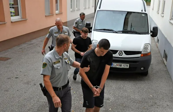 Okrožno sodišče v Krškem je danes Aleša Olovca in Martina 
Kovača spoznalo za kriva umora na grozljiv način in neupravičeno slikovno snemanje v primeru, znanem kot Facebook umor.
