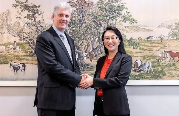 Cher Wang, predsednica uprave in izvršna direktorica podjetja HTC, ter Rick Osterloh, višji podpredsednik za strojno 
opremo v podjetju Google