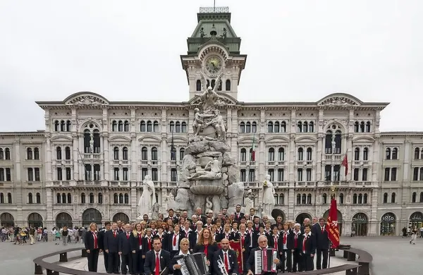 Tržaški partizanski pevski zbor Pinko Tomažič bo svojo 
45-letnico praznoval v Stožicah z zborom Rdeče armade. 