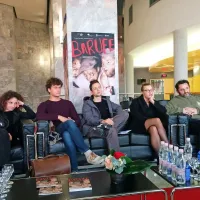 Ustvarjalci predstave Ronja, razbojniška hči (z leve) - igralka Urška Taufer, režiser Juš A. Zidar, 
igralec Andrej Zalesjak, dramaturginja Tereza Gregorič in igralec Gorazd Jakomini - trdijo, da 
prestava ni le za otroke, ampak tudi za odrasle.