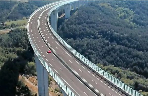 V promocijskem videu se portofino zapelje čez črnokalski 
viadukt ...