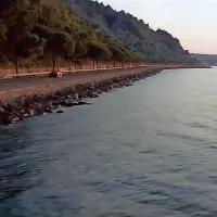 ... in po obalni cesti.