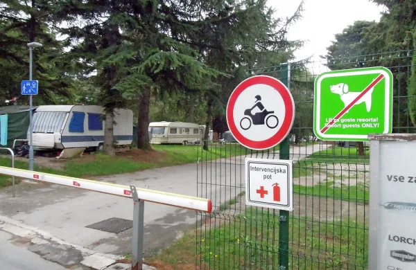 Pasja prepoved ne velja več, zatrjujejo v družbi Adria, le table so pozabili odstraniti.