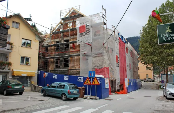     Rožni ulici se s prenovo starejše stavbe obeta lepši videz, občanom pa osem novih stanovanj, 
ki jih bo občina oddajala v neprofitni najem. 