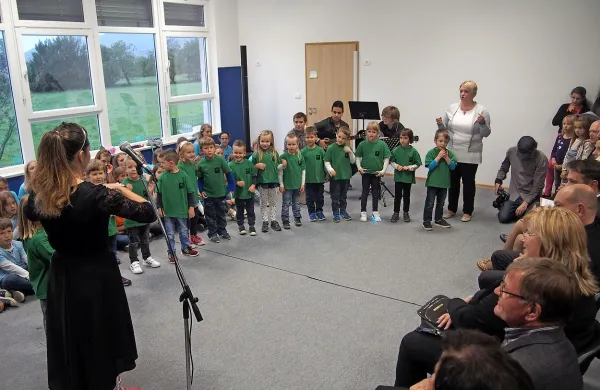 Otroci so ob odprtju novih prostorov pripravili prisrčen 
program. 