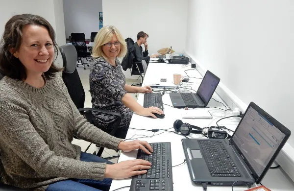 V Posočju udomačeni Angleži (z leve) Katarina, Lisa in 
Lawrence vsaj enkrat tedensko zaradi skupnih nalog in 
druženja prihajajo v center za sodelo.  