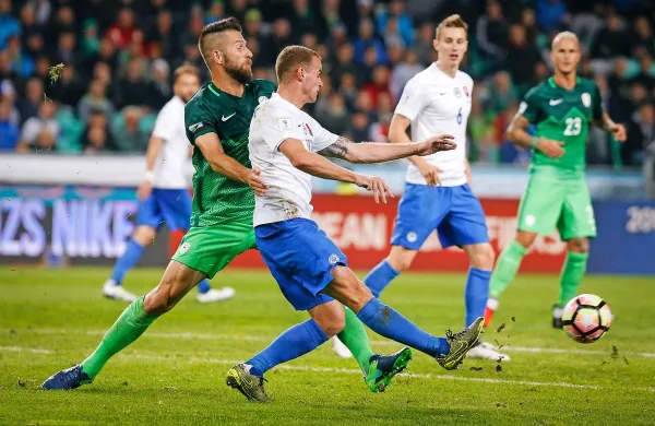 Slovenska reprezentanca (v zelenih dresih) se bo na preostalih tekmah skupinskega dela kvalifikacij za svetovno 
prvenstvo potegovala tudi za razvrstitev na lestvici UEFE.
