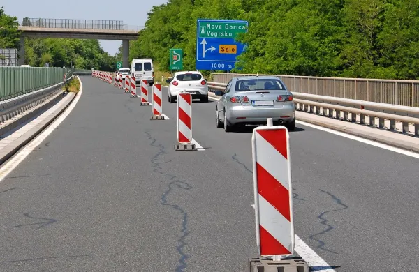 Voznik z Ajdovskega je na hitri cesti  z avtom podrl tri table, 
nato pa napihal.