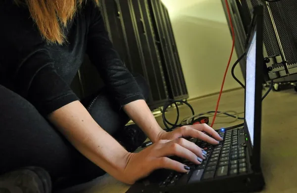 Strokovnjaki mlade opozarjajo na pasti, ki jih skriva internet. 
V lanskem šolskem letu so strokovnjaki Safe.si na slovenskih  
šolah pripravili več kot 920 izobraževanj.