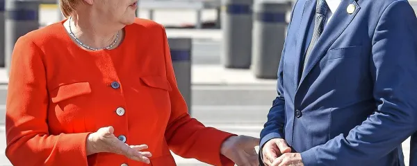 Miro Cerar z Angelo Merkel, kanclerko Nemčije, kjer bodo v nedeljo parlamentarne volitve.