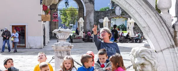 Da Pontejev vodnjak je bil za otroke vselej zanimiv, tudi 
danes.  