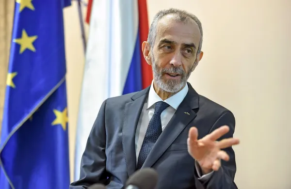 Milan Jazbec je 19. aprila kot prvi napovedal kandidaturo za predsednika 
Slovenije, 21. septembra pa jo je kot prvi tudi umaknil.