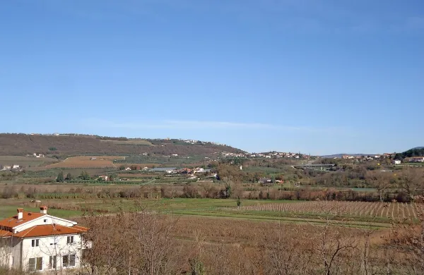 Tik pod laporokopom so kmetijska zemljišča večjih kooperantov kmetijske zadruge, zato so se kmetje bali, da bi prah 
od predelave gradbenega materiala škodoval pridelkom. 