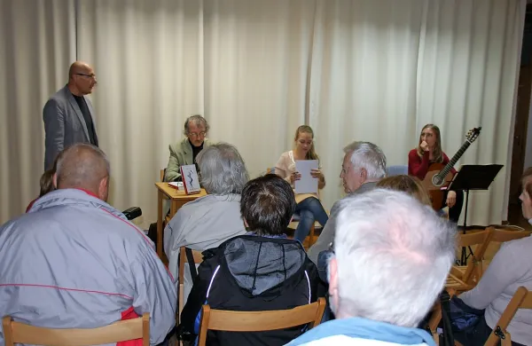 Za uvod v novo sezono  literarnih večerov so v Lavričevi 
knjižnici gostili domačega ustvarjalca Bojana Bizjaka.