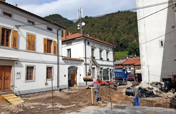 V času prenove bo dostop do cerkve potekal prek gradbišča, 
do dializnega centra pa po ozki  ulici za cerkvijo. 