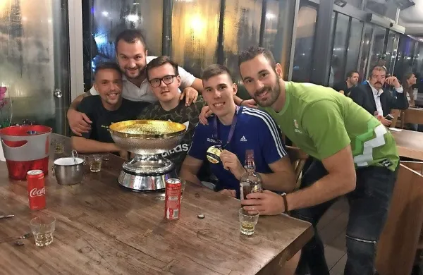 Vlatko z osvojeno evropsko lovoriko in prijatelji, levo ob njem 
je brat Zdenko.