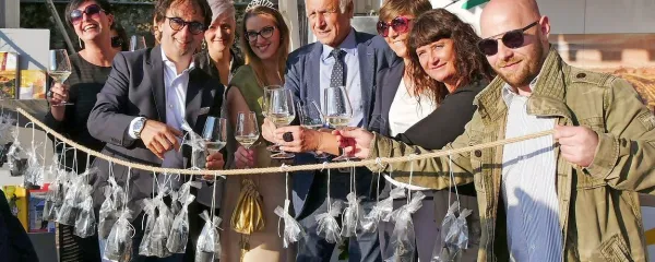 Župan Brd Franc Mužič (v sredini) je za četrtkovo prireditev na 
njihovo stojnico povabil gostinca iz Vile Vipolže in z Zemona 
Tomaža Kavčiča (drugi z leve).
