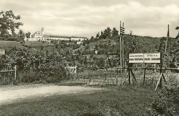 Pogled na Kostanjevico čez bodečo žico povojne meje med Slovenijo in Italijo 


