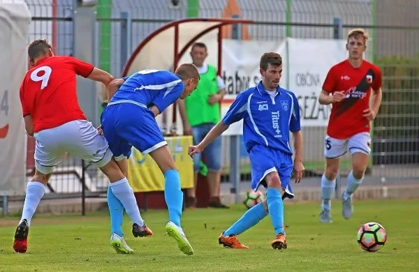 Dvobojev na nož med Sežanci (v rdečih majicah) in Dekančani  najbrž ne bo manjkalo.