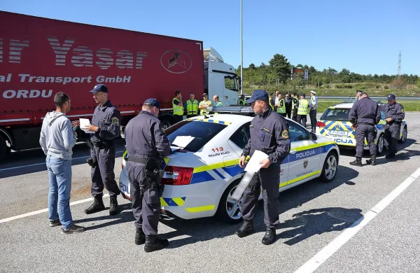 Pri madžarskem tovornjakarju (levo) in njegovem tovornjaku 
so naši policisti odkrili več nepravilnosti. 