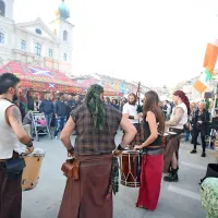 Med številnimi nastopi in spremljajočimi dogodki so bili tudi 
škotski zvoki na osrednjem trgu, Travniku, kjer so dobrote, ter 
seveda pivo, ponujale Irska, Škotska in Anglija. 