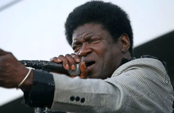 Po boju z rakom na želodcu je v soboto v krogu družine, 
prijateljev in glasbenih sodelavcev v starosti 68 let umrl soul 
pevec Charles Bradley.