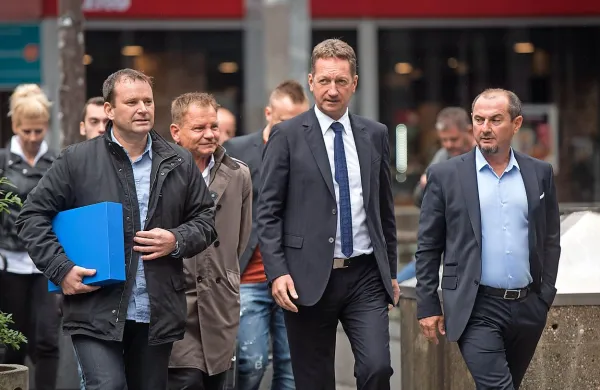 Kandidaturo za oktobrske predsedniške volitve je danes na 
Državno volilno komisijo vložil tudi koprski župan Boris 
Popovič.