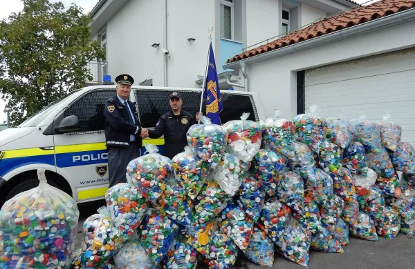 Tako zadovoljno sta si segla v roke komandir sežanske 
policijske postaje Jožef Muhič in član društva Sever Robert 
Živec, ko je Živec s traktorsko prikolico pripeljal v Sežano 
približno pol tone  zbranih zamaškov. 