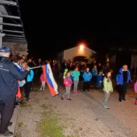 Kljub dežju in pozni uri je svetovnega prvaka pričakala 
množica sovaščanov.