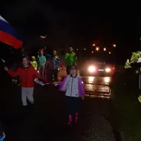Tako prisrčno in navdušeno  so povirski otroci popeljali v vas 
tovornjak, s katerim je Miha Tavčar pripeljal iz Lipice kočijo in 
zmagovalna konja.